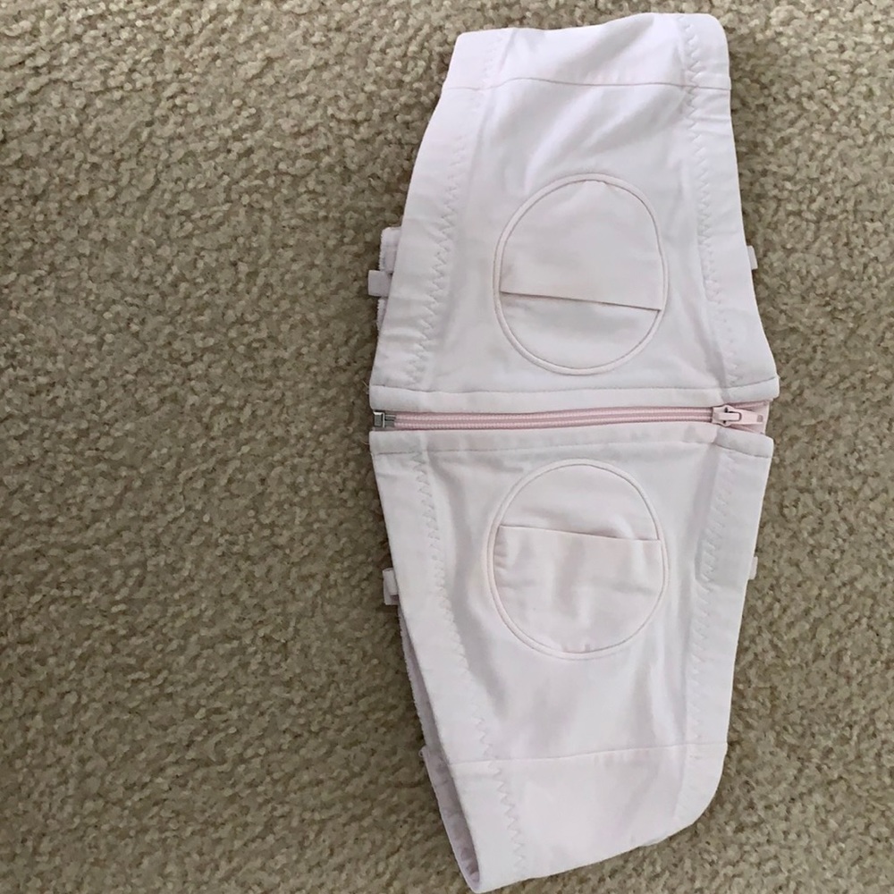Breast pumping hands free bra